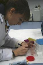 Científica realizando pruebas en un laboratorio del Instituto de Biotecnología